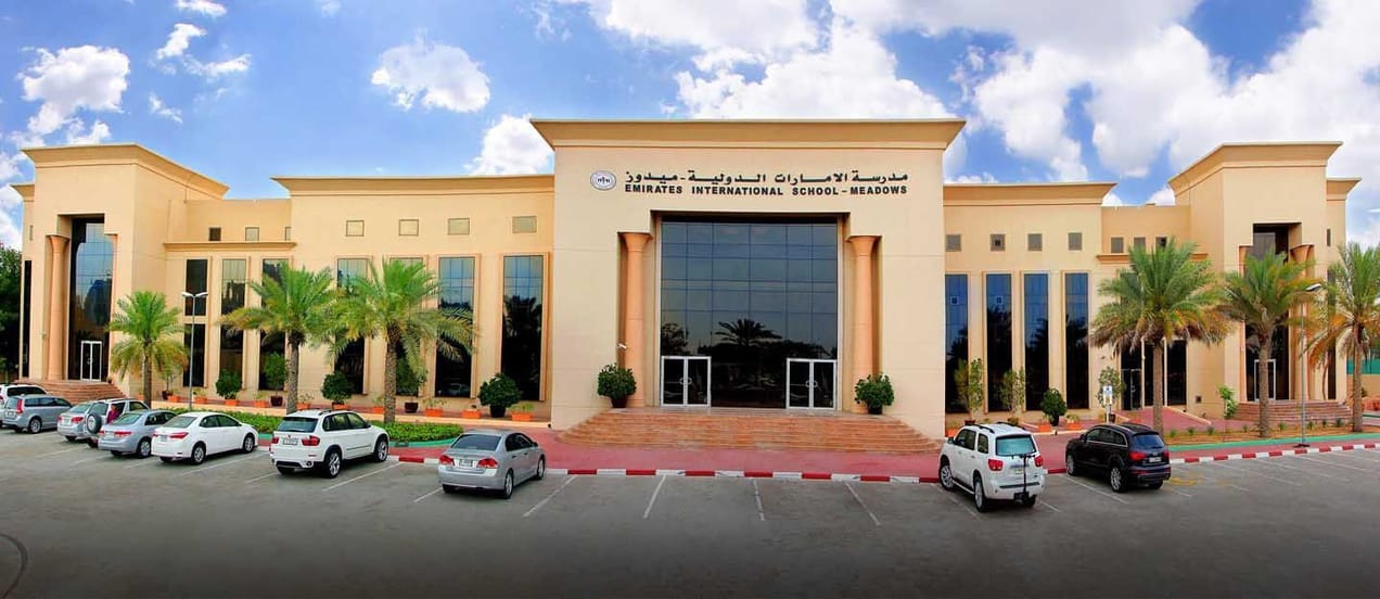 عدد المدارس في الإمارات حسب المنطقة 2023