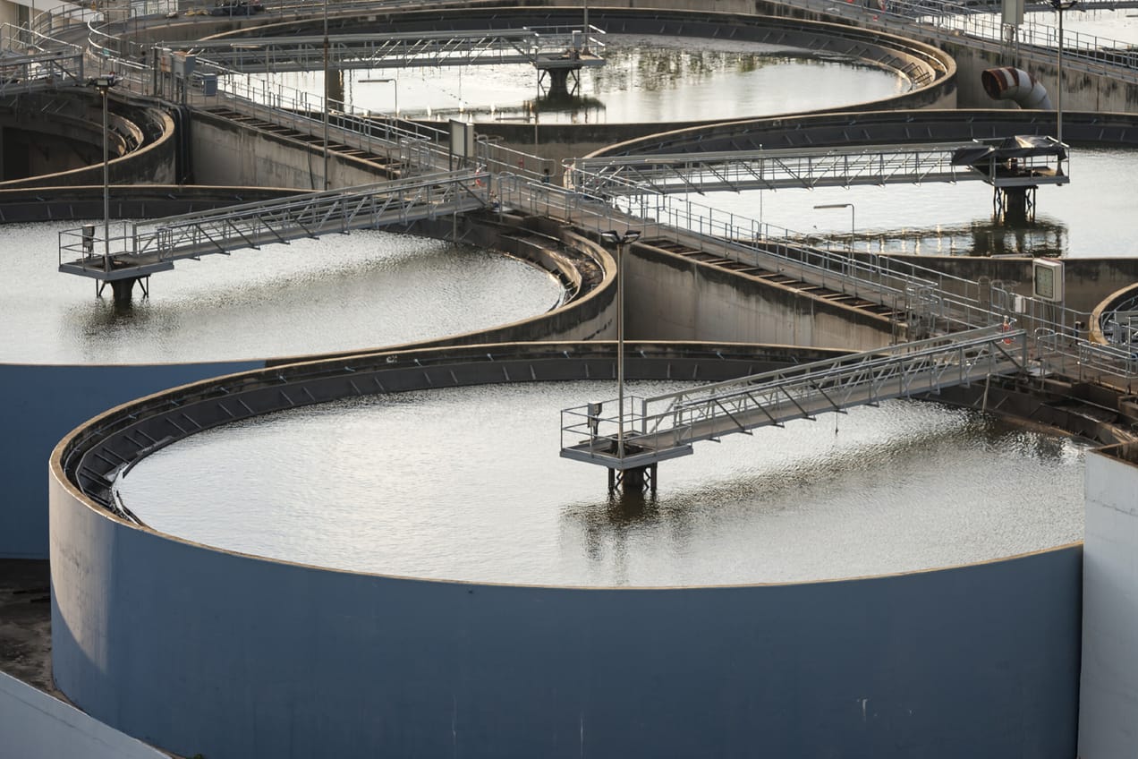 استهلاك المياه وعدد المتعاملين حسب نوع الاستهلاك في إمارة دبي (2021-2023)