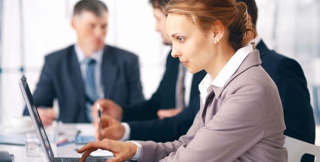 مشاركة المرأة في سوق العمل خلال 2025 حسب الدولة